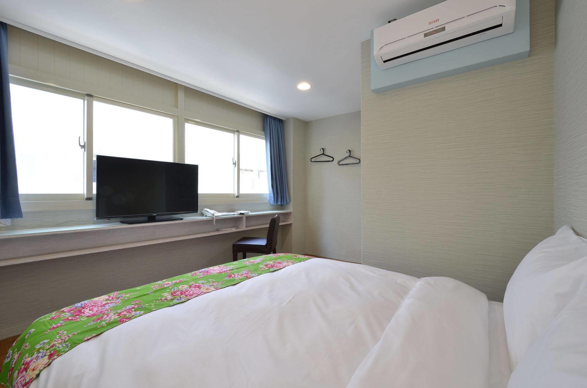 Mini Box Hotel Taipei Exterior photo
